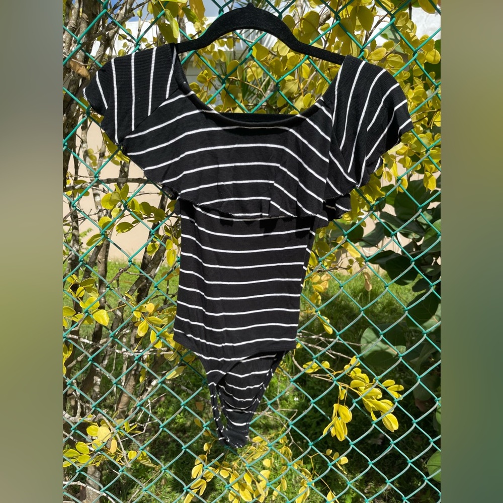 🛍 Black and white Bodysuit | Used  
$6.00 | X-Small

DM for more info 📩